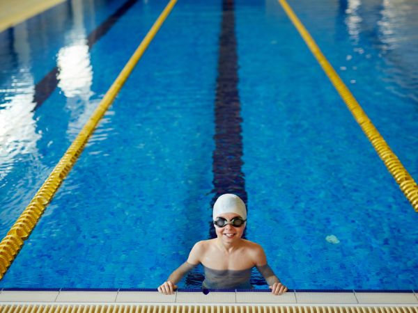 Dlaczego warto nauczyć dzieci pływać od najmłodszych lat